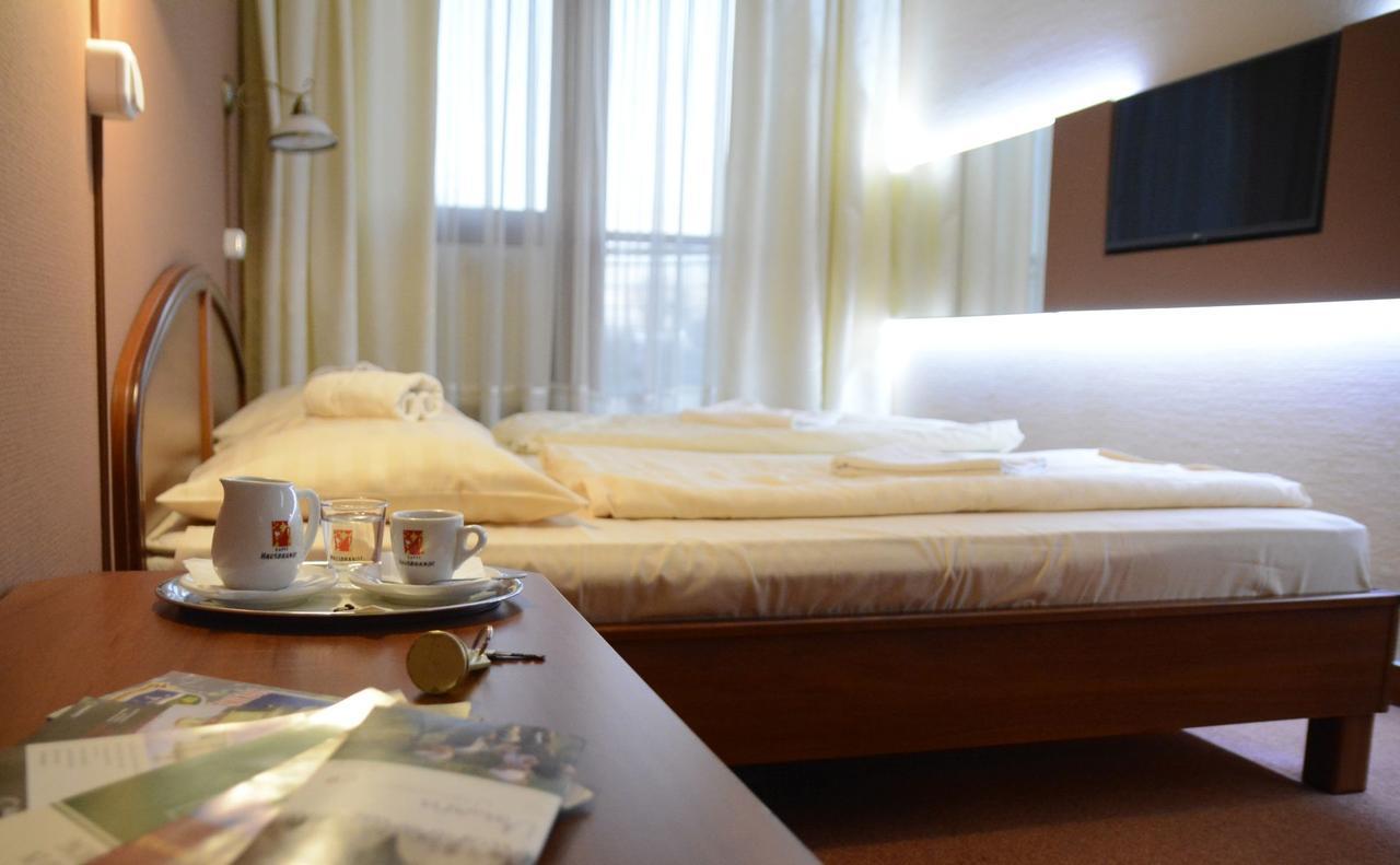 Hotel Minerva โมชนมายารูวาร์ ภายนอก รูปภาพ