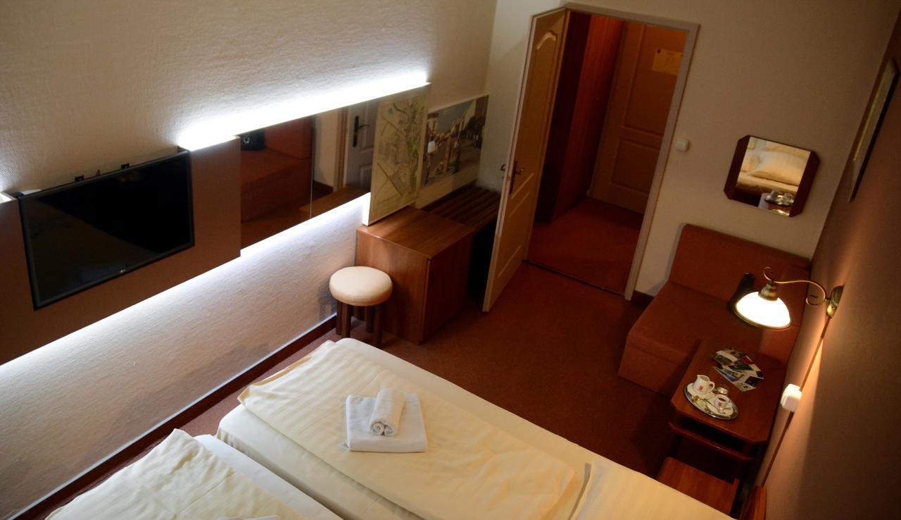 Hotel Minerva โมชนมายารูวาร์ ภายนอก รูปภาพ