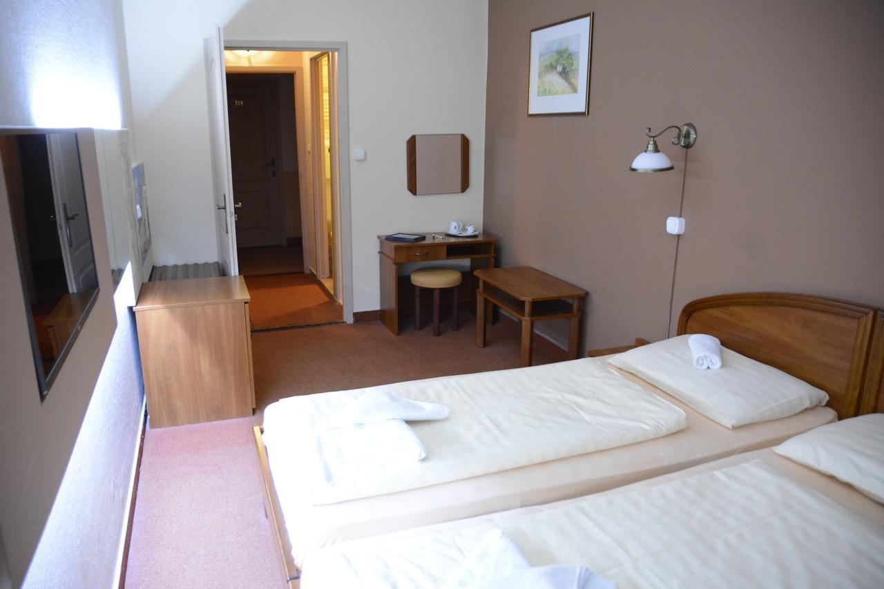 Hotel Minerva โมชนมายารูวาร์ ภายนอก รูปภาพ