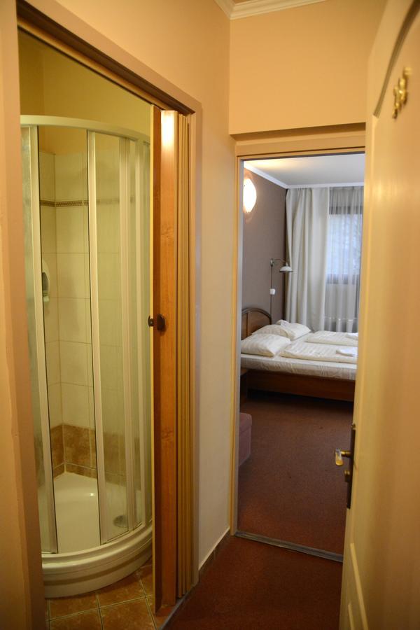 Hotel Minerva โมชนมายารูวาร์ ภายนอก รูปภาพ